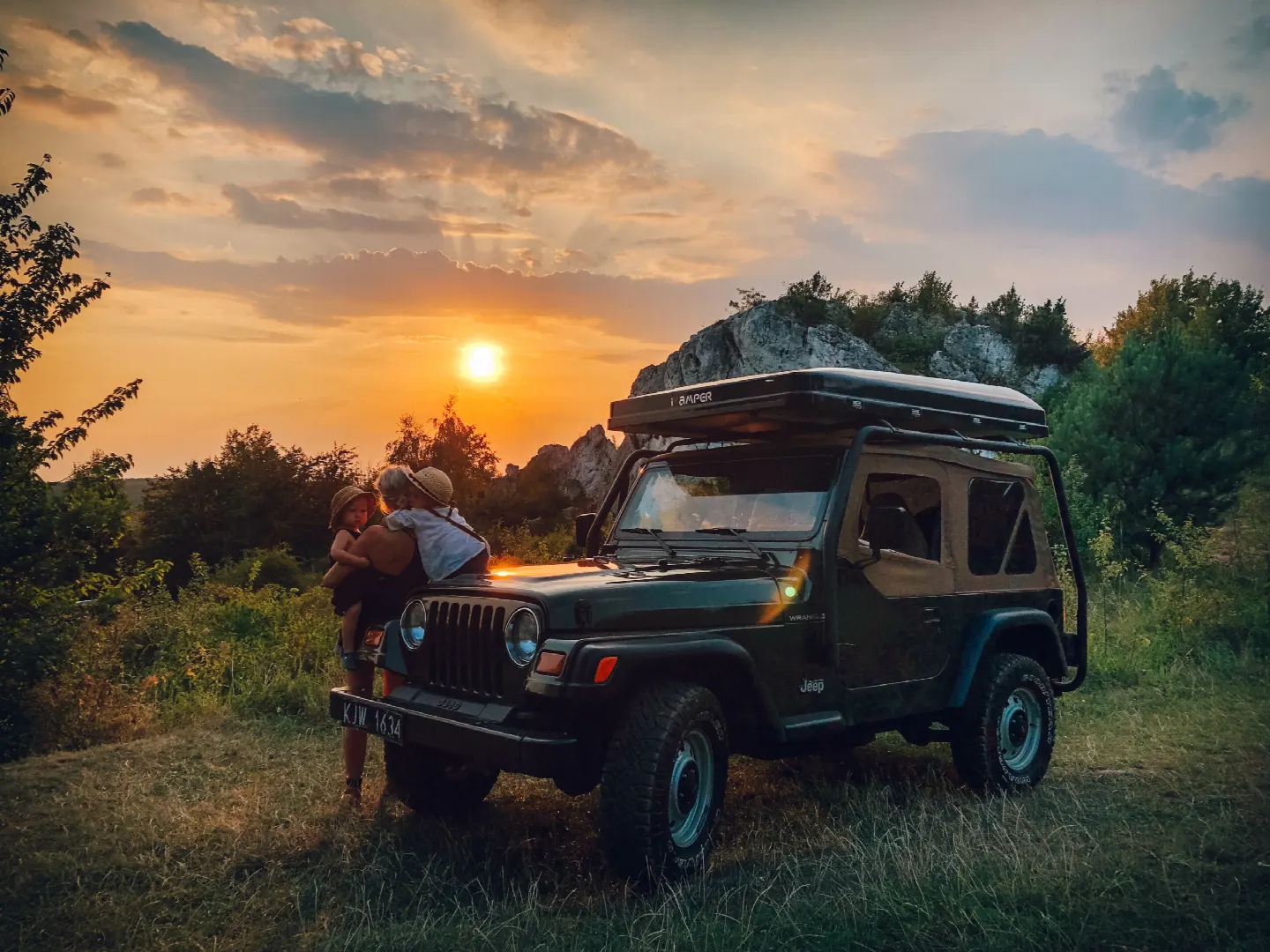 Daktent 4 personen (vakantie met kinderen): Kampeertips, opstelling voor de auto & prijs
