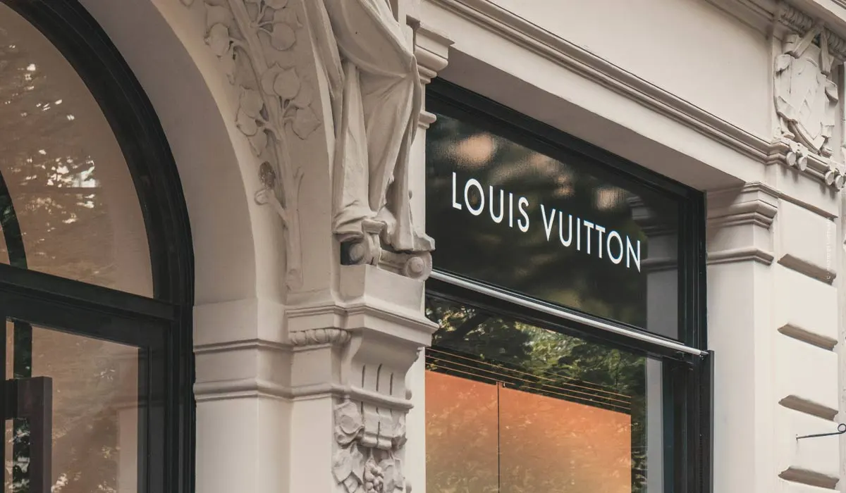 Mode merken met L- Longchamp, Louboutin, Louis Vuitton en Lacoste
