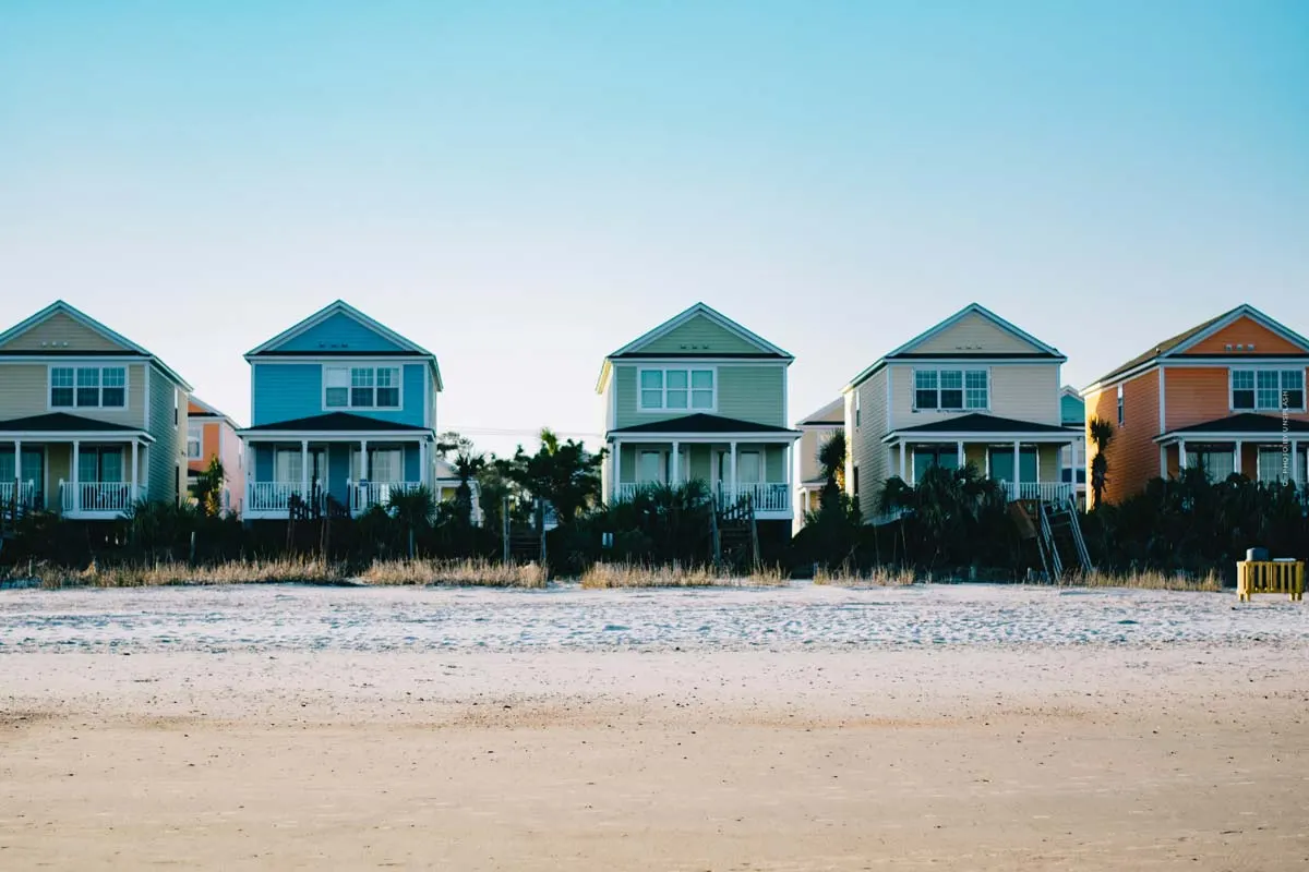 Strandhuis: kenmerken, huren, kopen of bouwen en voor- & nadelen van een investering