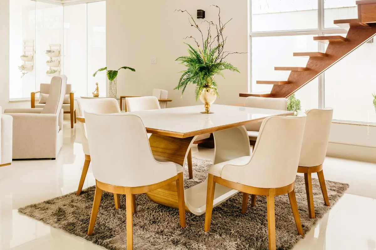 Eetkamer meubels: Stoelen, decoratie en de juiste verlichting voor thuis tafelen