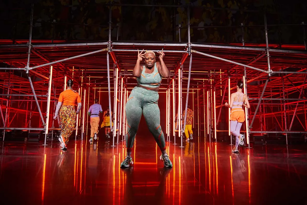 Adidas by Stella McCartney: Afrikaanse ritmes, patronen en kleuren - AYFW