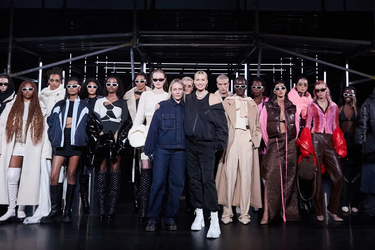 LeGer van Lena Gercke: casual mode voor de stad - AYFW