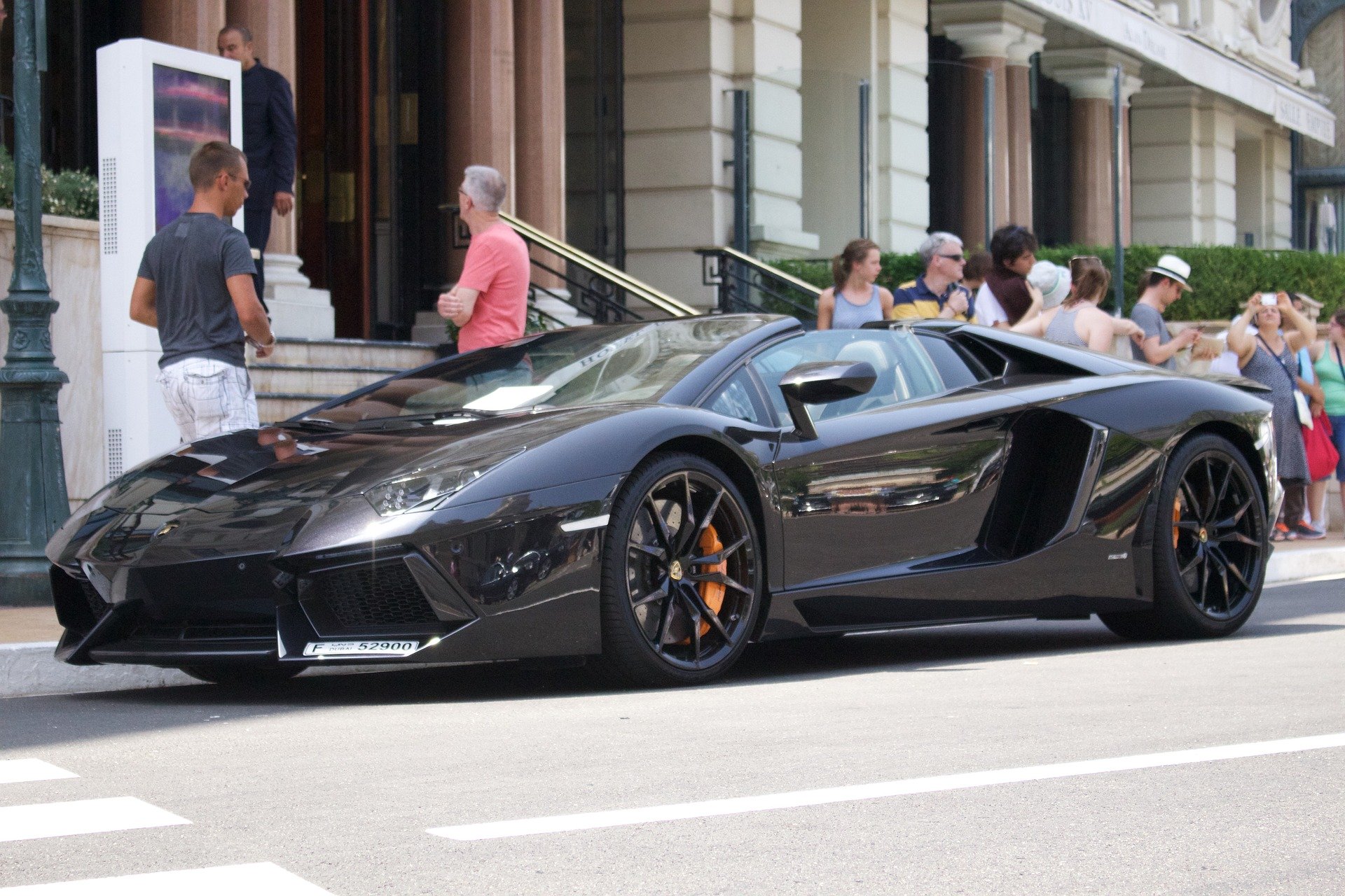 dubai-city-schwarz-black-auto-car-investment-kapitalanlage-sportwagen-luxus-luxury-magazine-street