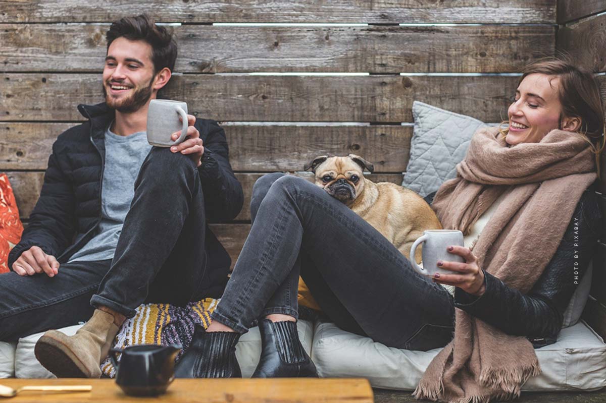 men-women-date-koffee-dog-hund-mops-comfy