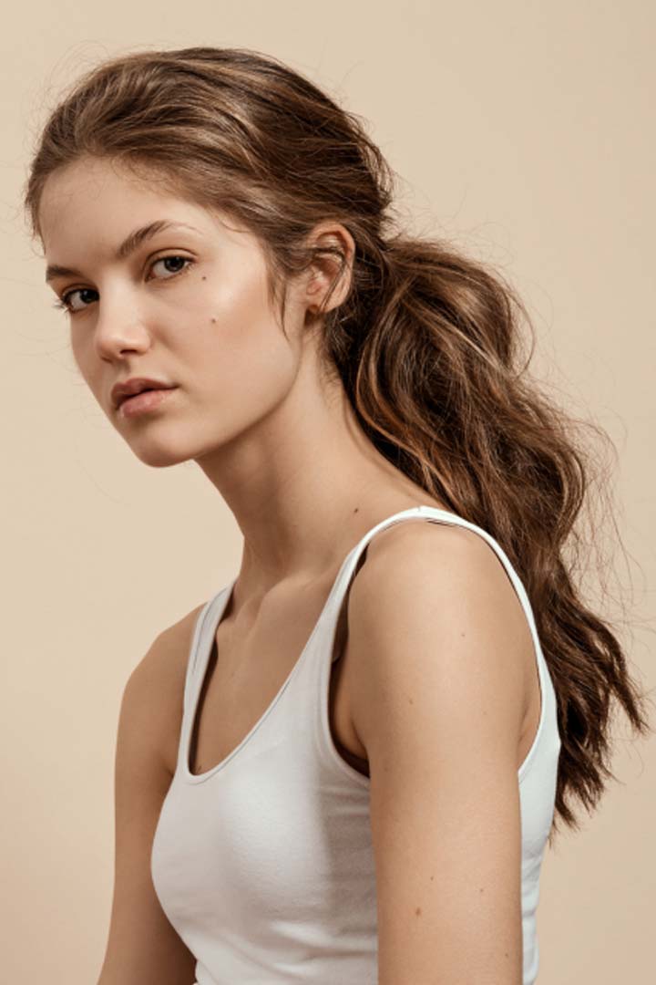 susanne-nevermann-modelling-photography-shooting-girl-setcard-studio-posing-white-top-long-hair-clean-fashion-shoot