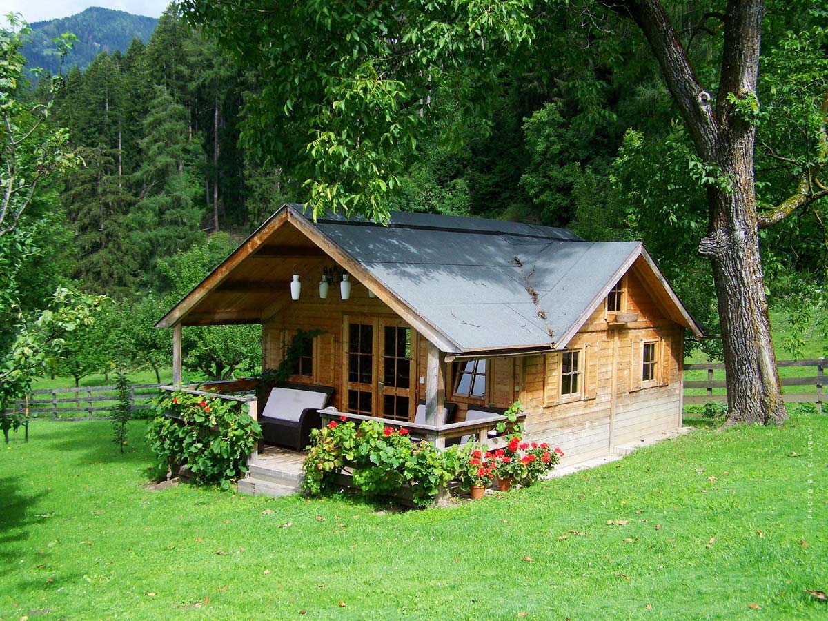 small-wooden-house-tiny-house-mini-house-magazine