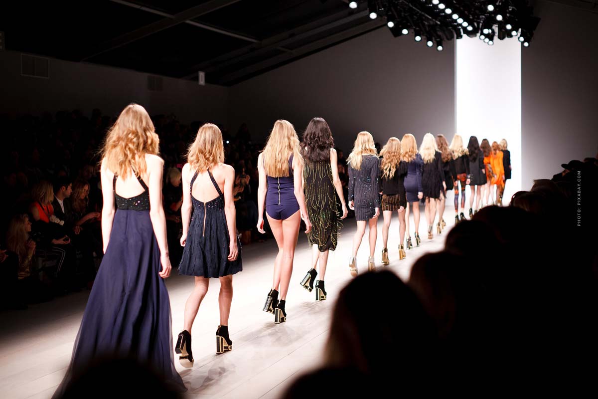 catwalk-runway-girls-outfit-blue-audience-white-lights-designer-models