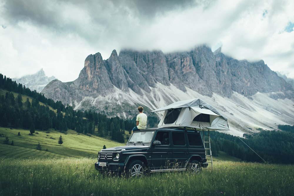 campwerk-test-camping-vergleich-mobiles-zuhause-urlaub-erfahrungen-dachzelt-auto-aufbau-adventure-berge-camping-wiese-camper-mercedes-g-klasse