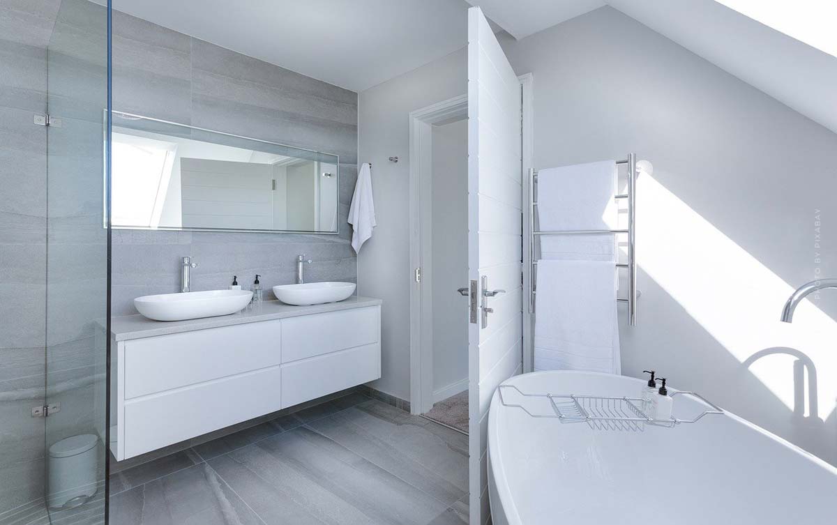 badezimmer-einrichten-moebel-schrank-tipps-badewanne-spiegel-dusche-minimalismus-weiss-tuer-tuerrahmen-handtuch-handtuchhalter