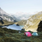 berge-camping-campingplatz-see-wasser-wiese-himmel