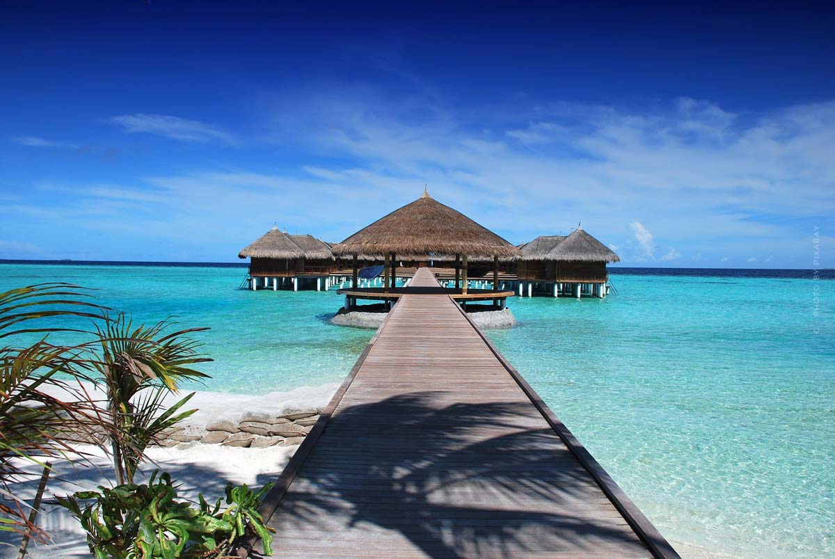 urlaub-steg-malediven-karibik-wasser-reise