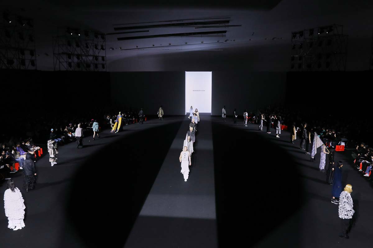Seokwoon Yoon: Zuid-Koreaanse traditie ontmoet avantgardistische moderniteit - Seoul Modeweek FW 23/24