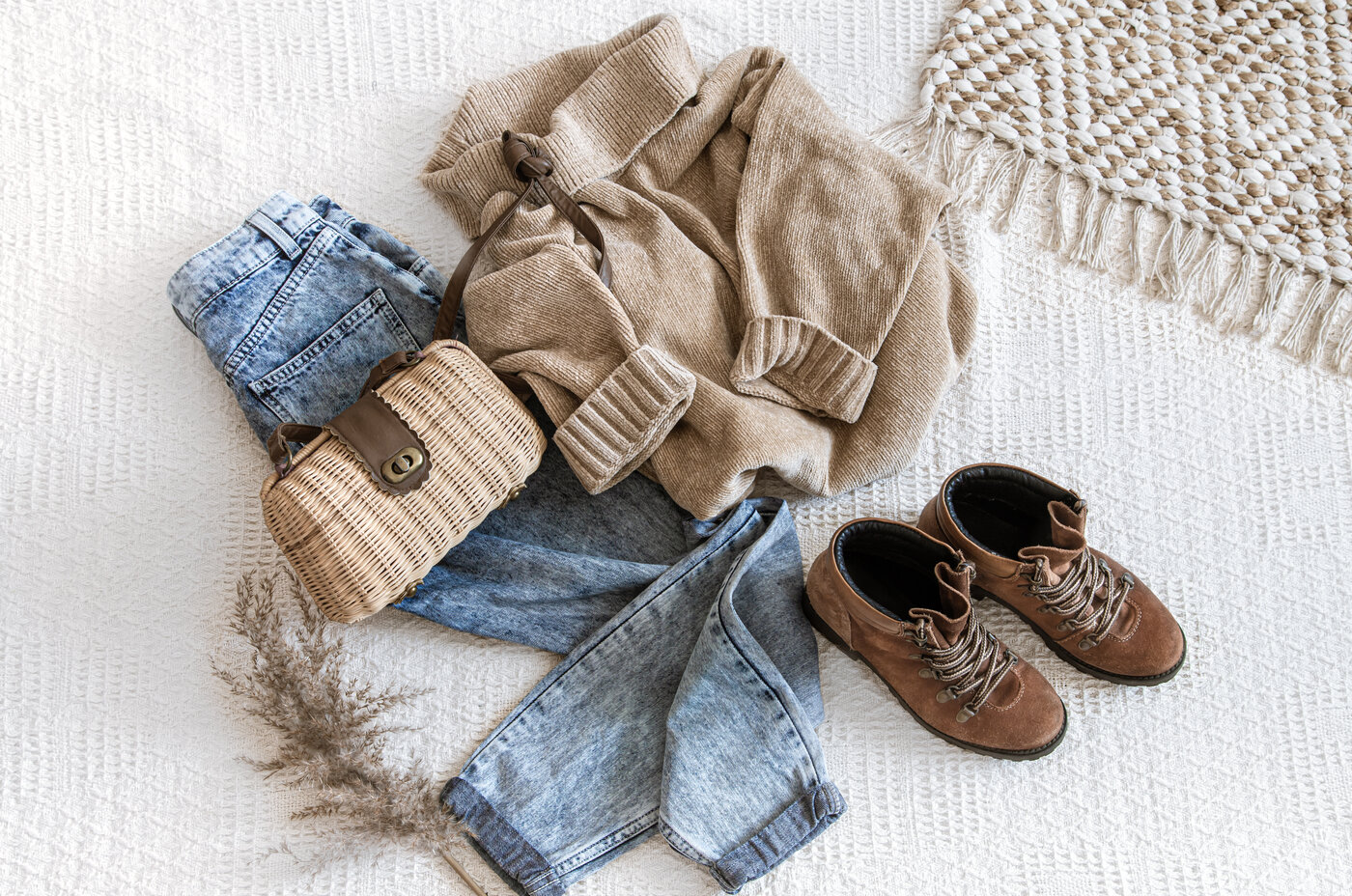 Capsule garderobe: de perfecte basisgarderobe samenstellen kleiderschrank-ausmisten-jeans-pullover-strickjacke-tasche-schuhe-capsule-wardrobe-basics-mode